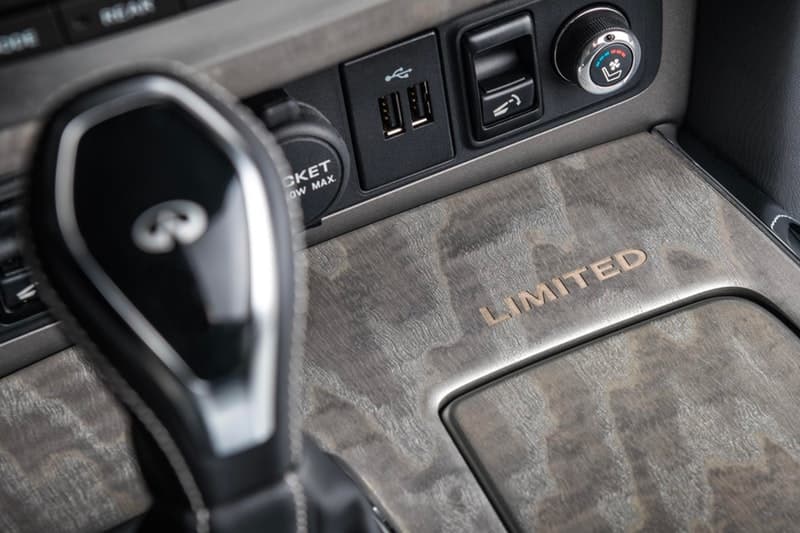 Infiniti QX80 から高級で金属的光沢感を放つリミテッドエディションが登場 大人の男を虜にする大型SUVの堅牢なフォルムに一層ラグジュアリーな要素を加えた「日産」の意欲作 Infiniti QX80は、どこにでも存在するただのSUVではない。「日産」が誇る先進技術を搭載し、パワフルな走りと広々とした室内空間を特徴とする大型SUVは、小慣れた大人の男たちをも虜にしてしまう極上のドライビング体験を提供してくれる一台なのだ。 微調整を加えた限定エディション“Anthracite Gray”は、無骨な22インチ9本スポークアルミホイールを履き、ステンレス製のスチールランニングボード、光沢感のあるクロームグリル、ルーフレール、改良版のフロント/リアバンパーなど、エクステリアは文句なしの仕上がり。また、7人乗りのゆとりある車内は、2トーンのセミアニリンレザーを纏うアルカンタラシート、気孔入りのアッシュウッドトリム、最高級スエードのヘッドライナーと細部まで抜かりなく、400Hp/5.6リッターV8気筒エンジンと「日産」の新しい荷重コントロール技術“Hydraulic Body Motion Control”のコンビネーションが、オンロードでの操縦安定性および乗り心地を高度に両立している。 その他にも車線逸脱防止支援システム、インテリジェントクルーズコントロール(全車速追従・ナビ協調機能付)、インテリジェント ルームミラーなどを搭載し、ドライバー目線で設計されたInfiniti QX80は、現代版SUVの中でも最高位に位置するモデルのはずだ。 クルマ好きの方は、「Lexus(レクサス)」が発表した650台限定のRC F Sport Blackラインや、2019年に向けたMustang(マスタング)の新型モデルなどもあわせてご確認を。 HYPEBEAST ハイプビースト
