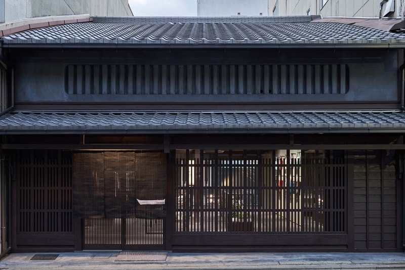 町屋の歴史を重んじた Issey Miyake の京都店を覗いてみよう 墨色を基調に古都・京都の町屋と〈ISSEY MIYAKE〉のものづくりが調和した落ち着きの空間 HYPEBEAST ハイプビースト 深澤直人