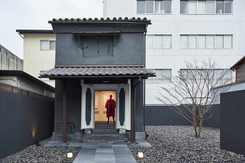 町屋の歴史を重んじた Issey Miyake の京都店を覗いてみよう 墨色を基調に古都・京都の町屋と〈ISSEY MIYAKE〉のものづくりが調和した落ち着きの空間 HYPEBEAST ハイプビースト 深澤直人