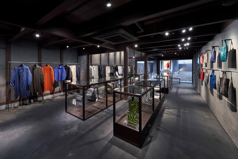 町屋の歴史を重んじた Issey Miyake の京都店を覗いてみよう 墨色を基調に古都・京都の町屋と〈ISSEY MIYAKE〉のものづくりが調和した落ち着きの空間 HYPEBEAST ハイプビースト 深澤直人
