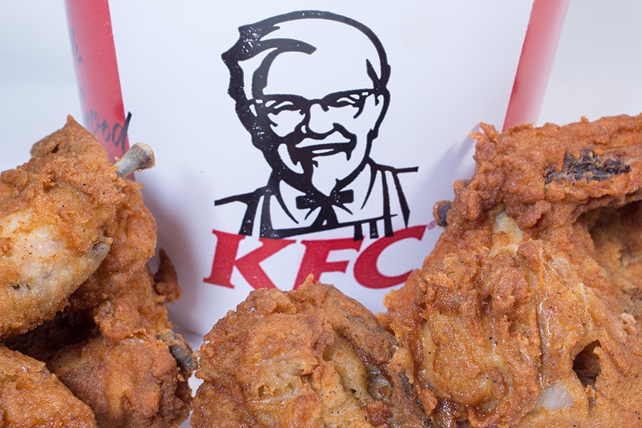 ケンタッキーフライドチキンが日本でオリジナルチキン食べ放題企画を開催 3月27日～4月17日の毎週火曜日、制限時間45分間で1939年以来変わることなく受け継がれてきた伝統のフライドチキンを爆食いできる最高のイベント 「KFC（ケンタッキーフライドチキン）」ファンに朗報だ。約1年半ぶりに“あの”爆食い企画が帰ってくる。  「日本KFCホールディングス」は日頃のご愛顧に感謝し、“オリジナルチキン食べ放題！”の開催を発表。3月27日（火）から4月17日（火）の毎週火曜日のディナータイム（17時から20時）に予約制で実施されるファン垂涎のイベントでは、制限時間45分でオリジナルチキン、カーネリングポテト、ビスケット、ソフトドリンクを1,380円（税込）で心ゆくまで堪能できる。最初にオリジナルチキン3ピース、カーネリングポテト1個、ビスケット1個、ソフトドリンク（M）1個が提供されるが、それを平らげたら食べ放題シートから自由に追加注文が可能。量的にはオリジナルチキンBOX（990円）にプラスしてどれだけ食べられるかと考えるのがよさそうだが、お腹をすかせた成人男性であれば大いに元は取れるのではないだろうか。  なお、“オリジナルチキン食べ放題！”が実施されるのは247店舗限定のようなので、参戦希望の方はこちらから最寄りの店舗ならびに予約方法をチェックしておこう。  『HYPEBEAST』がお届けするその他のフード関連ニュースもあわせてご確認を。