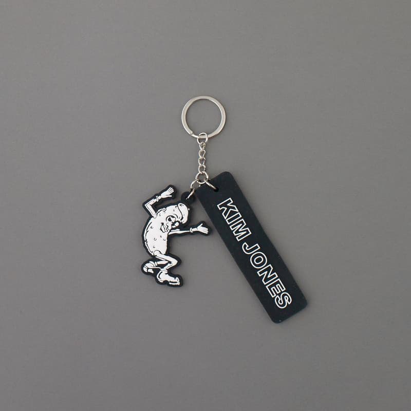 KIM JONES GU PRODUCTION フットウェア&アクセサリーカタログ 驚きの価格で展開されるアイコニックなキャラものや個性豊かな色合いを纏ったグッズ類をチェック Louis Vuitton ルイ・ヴィトン Kim Jones キム・ジョーンズ UNIQLO ユニクロ 姉妹ブランド GU ジーユー カプセルコレクション 限定復刻 リーズナブル フットウェア アクセサリーコレクション ベースボールキャップ レースアップシューズ スリッポン バックパック KIM JONES シャワーサンダル カラーブロッキング アンクルソックス サイケデリック KIM JONES GU PRODUCTION Dover Street Market Ginza ドーバーストリートマーケット ギンザ オンラインストア HYPEBEAST ハイプビースト