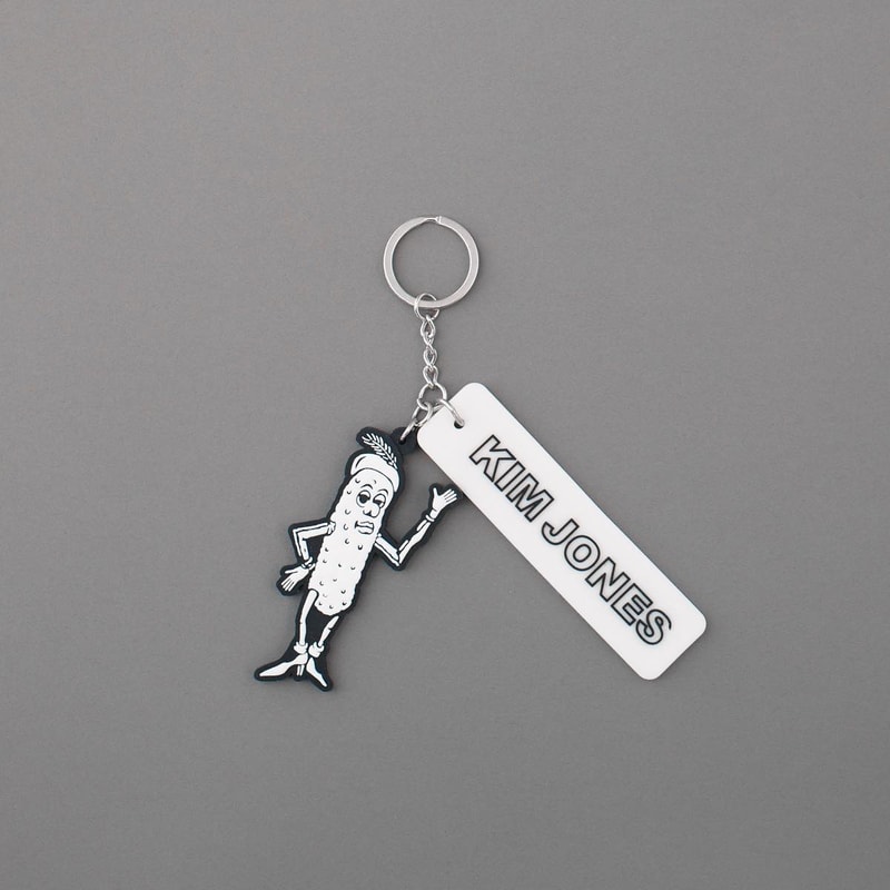 KIM JONES GU PRODUCTION フットウェア＆アクセサリーカタログ 驚きの価格で展開されるアイコニックなキャラものや個性豊かな色合いを纏ったグッズ類をチェック Louis Vuitton ルイ・ヴィトン Kim Jones キム・ジョーンズ UNIQLO ユニクロ 姉妹ブランド GU ジーユー カプセルコレクション 限定復刻 リーズナブル フットウェア アクセサリーコレクション ベースボールキャップ レースアップシューズ スリッポン バックパック KIM JONES シャワーサンダル カラーブロッキング アンクルソックス サイケデリック KIM JONES GU PRODUCTION Dover Street Market Ginza ドーバーストリートマーケット ギンザ オンラインストア HYPEBEAST ハイプビースト