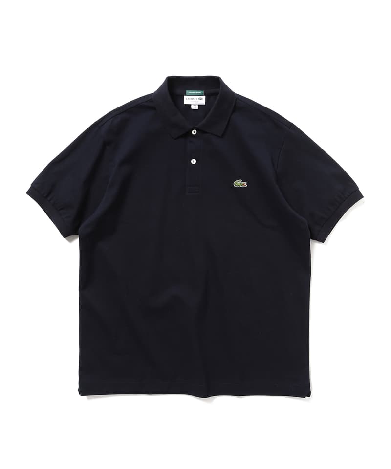 BEAMS が春夏シーズンのお伴に Lacoste のタイムレスな別注コレクションをリリース マリンなアイテムをワイドシルエット且つヘビーウェイトで仕上げた正真正銘のマストハブ メンズウェアを幅広く見渡してみても、〈Lacoste(ラコステ)〉はストリートヘッズから紳士な男性にまで愛される数少ないブランドのひとつだろう。そこで『BEAMS(ビームス)』は2018年春夏シーズンの一環として、文字通り“ワードローブのマストハブ”であるフランスの老舗ブランドに別注を依頼。“クラシックヨットクラブ”と題した本コレクションでは、素材に太番手の天竺を使用し、男らしいヘビーウェイトな仕上がりを意識して、ポロシャツ、S/S&L/S Tシャツ、パーカの全4型を展開する。 マリンなアイテムをワイドシルエットに変更することで、ストリートにもがっちりハマる各アイテムは、現在『BEAMS』のオンラインストアで先行予約を受付中。グラフィカルなアイテムもいいが、程よく品もあり、持っておいて損はない別注なので、筆者からは前向きな検討をオススメしたい。 あわせて、“コマーシャル”と“広告”というキーワードのもとに製作された『BEAMS』x祐天寺の美容室『Guru’s Cut & Stand』のコラボコレクションもお見逃しなく。 オレンジ ネイビー カーキ ホワイト 白 ブラック 黒 HYPEBEAST ハイプビースト