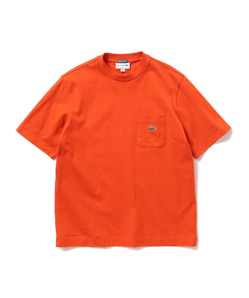 BEAMS が春夏シーズンのお伴に Lacoste のタイムレスな別注コレクションをリリース マリンなアイテムをワイドシルエット且つヘビーウェイトで仕上げた正真正銘のマストハブ メンズウェアを幅広く見渡してみても、〈Lacoste(ラコステ)〉はストリートヘッズから紳士な男性にまで愛される数少ないブランドのひとつだろう。そこで『BEAMS(ビームス)』は2018年春夏シーズンの一環として、文字通り“ワードローブのマストハブ”であるフランスの老舗ブランドに別注を依頼。“クラシックヨットクラブ”と題した本コレクションでは、素材に太番手の天竺を使用し、男らしいヘビーウェイトな仕上がりを意識して、ポロシャツ、S/S&L/S Tシャツ、パーカの全4型を展開する。 マリンなアイテムをワイドシルエットに変更することで、ストリートにもがっちりハマる各アイテムは、現在『BEAMS』のオンラインストアで先行予約を受付中。グラフィカルなアイテムもいいが、程よく品もあり、持っておいて損はない別注なので、筆者からは前向きな検討をオススメしたい。 あわせて、“コマーシャル”と“広告”というキーワードのもとに製作された『BEAMS』x祐天寺の美容室『Guru’s Cut & Stand』のコラボコレクションもお見逃しなく。 オレンジ ネイビー カーキ ホワイト 白 ブラック 黒 HYPEBEAST ハイプビースト