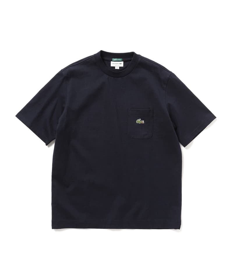 BEAMS が春夏シーズンのお伴に Lacoste のタイムレスな別注コレクションをリリース マリンなアイテムをワイドシルエット且つヘビーウェイトで仕上げた正真正銘のマストハブ メンズウェアを幅広く見渡してみても、〈Lacoste(ラコステ)〉はストリートヘッズから紳士な男性にまで愛される数少ないブランドのひとつだろう。そこで『BEAMS(ビームス)』は2018年春夏シーズンの一環として、文字通り“ワードローブのマストハブ”であるフランスの老舗ブランドに別注を依頼。“クラシックヨットクラブ”と題した本コレクションでは、素材に太番手の天竺を使用し、男らしいヘビーウェイトな仕上がりを意識して、ポロシャツ、S/S&L/S Tシャツ、パーカの全4型を展開する。 マリンなアイテムをワイドシルエットに変更することで、ストリートにもがっちりハマる各アイテムは、現在『BEAMS』のオンラインストアで先行予約を受付中。グラフィカルなアイテムもいいが、程よく品もあり、持っておいて損はない別注なので、筆者からは前向きな検討をオススメしたい。 あわせて、“コマーシャル”と“広告”というキーワードのもとに製作された『BEAMS』x祐天寺の美容室『Guru’s Cut & Stand』のコラボコレクションもお見逃しなく。 オレンジ ネイビー カーキ ホワイト 白 ブラック 黒 HYPEBEAST ハイプビースト
