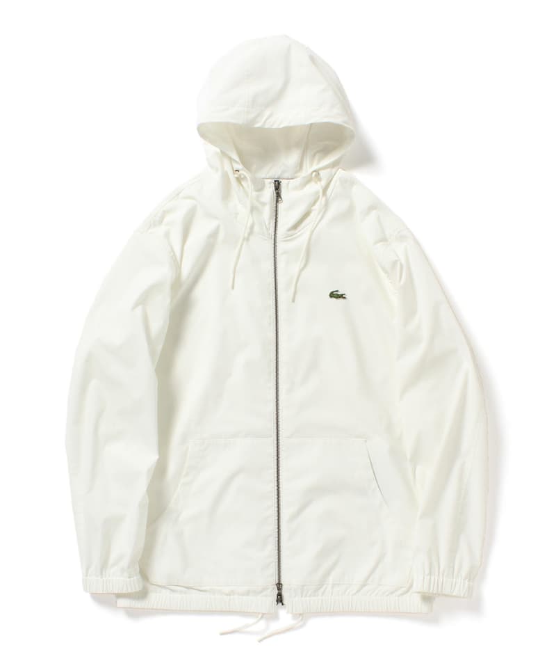BEAMS が春夏シーズンのお伴に Lacoste のタイムレスな別注コレクションをリリース マリンなアイテムをワイドシルエット且つヘビーウェイトで仕上げた正真正銘のマストハブ メンズウェアを幅広く見渡してみても、〈Lacoste(ラコステ)〉はストリートヘッズから紳士な男性にまで愛される数少ないブランドのひとつだろう。そこで『BEAMS(ビームス)』は2018年春夏シーズンの一環として、文字通り“ワードローブのマストハブ”であるフランスの老舗ブランドに別注を依頼。“クラシックヨットクラブ”と題した本コレクションでは、素材に太番手の天竺を使用し、男らしいヘビーウェイトな仕上がりを意識して、ポロシャツ、S/S&L/S Tシャツ、パーカの全4型を展開する。 マリンなアイテムをワイドシルエットに変更することで、ストリートにもがっちりハマる各アイテムは、現在『BEAMS』のオンラインストアで先行予約を受付中。グラフィカルなアイテムもいいが、程よく品もあり、持っておいて損はない別注なので、筆者からは前向きな検討をオススメしたい。 あわせて、“コマーシャル”と“広告”というキーワードのもとに製作された『BEAMS』x祐天寺の美容室『Guru’s Cut & Stand』のコラボコレクションもお見逃しなく。 オレンジ ネイビー カーキ ホワイト 白 ブラック 黒 HYPEBEAST ハイプビースト