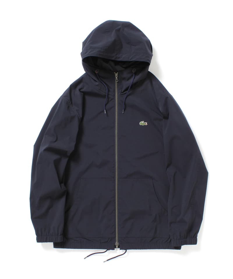 BEAMS が春夏シーズンのお伴に Lacoste のタイムレスな別注コレクションをリリース マリンなアイテムをワイドシルエット且つヘビーウェイトで仕上げた正真正銘のマストハブ メンズウェアを幅広く見渡してみても、〈Lacoste(ラコステ)〉はストリートヘッズから紳士な男性にまで愛される数少ないブランドのひとつだろう。そこで『BEAMS(ビームス)』は2018年春夏シーズンの一環として、文字通り“ワードローブのマストハブ”であるフランスの老舗ブランドに別注を依頼。“クラシックヨットクラブ”と題した本コレクションでは、素材に太番手の天竺を使用し、男らしいヘビーウェイトな仕上がりを意識して、ポロシャツ、S/S&L/S Tシャツ、パーカの全4型を展開する。 マリンなアイテムをワイドシルエットに変更することで、ストリートにもがっちりハマる各アイテムは、現在『BEAMS』のオンラインストアで先行予約を受付中。グラフィカルなアイテムもいいが、程よく品もあり、持っておいて損はない別注なので、筆者からは前向きな検討をオススメしたい。 あわせて、“コマーシャル”と“広告”というキーワードのもとに製作された『BEAMS』x祐天寺の美容室『Guru’s Cut & Stand』のコラボコレクションもお見逃しなく。 オレンジ ネイビー カーキ ホワイト 白 ブラック 黒 HYPEBEAST ハイプビースト