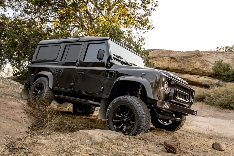屈強な足回りと現代的スペックを纏った 1991年製 Land Rover Defender のカスタム車両 無骨な外装＆足回りとは裏腹に究極のドライビングパートナー にApple CarPlaにも対応した「Fusion」渾身のSUV “LS3 Corvette Powertrain Package”  「Land Rover（ランドローバー）」は2011年の白紙から8年の時を経て、コードネーム“L663”こと新型Defender（ディフェンダー）の一般販売に向けて準備を進めている。その待望の復活までの中継ぎとして、プレミアムビルダーとして世界に名を馳せる「Fusion Motor Company」が、オフローダーファン垂涎のLS3 Corvette Powertrain Packageを発表した。  1991年製 Defender 110をベースとした同パッケージには、「General Motors（ゼネラルモーターズ）」製6.2リッターLS3 V8エンジンを搭載。これは「Corvette（シボレー）」の名車Stingray（スティングレイ）にも積み込まれているもので、オリジナルの約3.5倍に値する430 hpを発揮する。また、「Fusion」の開発チームは、同じく「GM」より6速ATを拝借したほか、追加オーダーで「Atlas（アトラス）」のトランスファー・ケースと高性能アクセルの装備も可能。一方、最も気になるのは足回りだが、18インチの黒い合金ホイールには「Nitto（ニットー）」の全地形対応タイヤ Ridge Grapplerを履かせているため、天候、路面問わずドライバーはパワフルな走行を実現できるはずだ。  今度は、同SUVのインテリアに目を向けてみよう。シートやステアリングは無骨な印象を与えるレザーでラッピング。また、天井材にはスエードが用いられ、さらにApple CarPlayに対応した「Pioneer（パイオニア）」の7インチ インフォテインメント・システムまで完備されているという周到さだ。  ヴィンテージオフローダーを巧みにメイクオーバーしたLS3 Corvette Powertrain Packageのデザインは、上のフォトギャラリーから。また、強靭なV8エンジンや高級インテリアを搭載し、限定150台しか生産されない70周年記念モデル Defender Works V8もお見逃しなく。