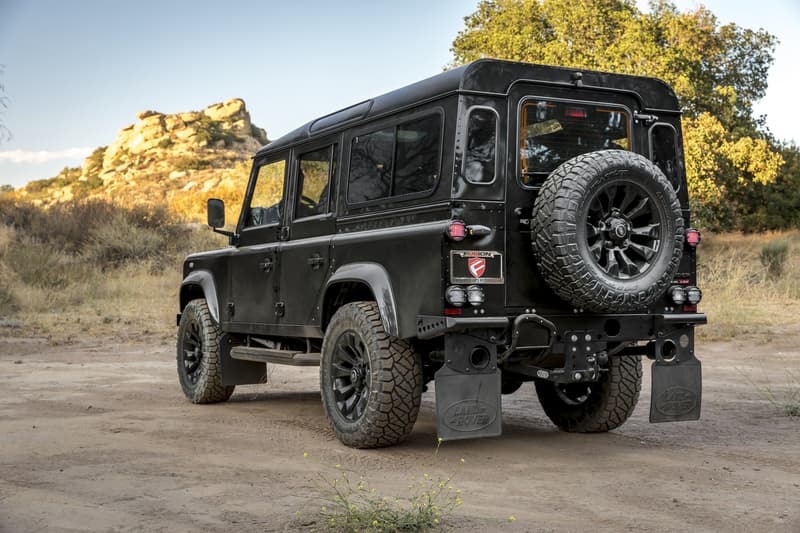 屈強な足回りと現代的スペックを纏った 1991年製 Land Rover Defender のカスタム車両 無骨な外装＆足回りとは裏腹に究極のドライビングパートナー にApple CarPlaにも対応した「Fusion」渾身のSUV “LS3 Corvette Powertrain Package”  「Land Rover（ランドローバー）」は2011年の白紙から8年の時を経て、コードネーム“L663”こと新型Defender（ディフェンダー）の一般販売に向けて準備を進めている。その待望の復活までの中継ぎとして、プレミアムビルダーとして世界に名を馳せる「Fusion Motor Company」が、オフローダーファン垂涎のLS3 Corvette Powertrain Packageを発表した。  1991年製 Defender 110をベースとした同パッケージには、「General Motors（ゼネラルモーターズ）」製6.2リッターLS3 V8エンジンを搭載。これは「Corvette（シボレー）」の名車Stingray（スティングレイ）にも積み込まれているもので、オリジナルの約3.5倍に値する430 hpを発揮する。また、「Fusion」の開発チームは、同じく「GM」より6速ATを拝借したほか、追加オーダーで「Atlas（アトラス）」のトランスファー・ケースと高性能アクセルの装備も可能。一方、最も気になるのは足回りだが、18インチの黒い合金ホイールには「Nitto（ニットー）」の全地形対応タイヤ Ridge Grapplerを履かせているため、天候、路面問わずドライバーはパワフルな走行を実現できるはずだ。  今度は、同SUVのインテリアに目を向けてみよう。シートやステアリングは無骨な印象を与えるレザーでラッピング。また、天井材にはスエードが用いられ、さらにApple CarPlayに対応した「Pioneer（パイオニア）」の7インチ インフォテインメント・システムまで完備されているという周到さだ。  ヴィンテージオフローダーを巧みにメイクオーバーしたLS3 Corvette Powertrain Packageのデザインは、上のフォトギャラリーから。また、強靭なV8エンジンや高級インテリアを搭載し、限定150台しか生産されない70周年記念モデル Defender Works V8もお見逃しなく。