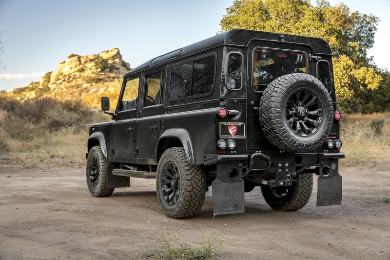 屈強な足回りと現代的スペックを纏った 1991年製 Land Rover Defender のカスタム車両 無骨な外装＆足回りとは裏腹に究極のドライビングパートナー にApple CarPlaにも対応した「Fusion」渾身のSUV “LS3 Corvette Powertrain Package”  「Land Rover（ランドローバー）」は2011年の白紙から8年の時を経て、コードネーム“L663”こと新型Defender（ディフェンダー）の一般販売に向けて準備を進めている。その待望の復活までの中継ぎとして、プレミアムビルダーとして世界に名を馳せる「Fusion Motor Company」が、オフローダーファン垂涎のLS3 Corvette Powertrain Packageを発表した。  1991年製 Defender 110をベースとした同パッケージには、「General Motors（ゼネラルモーターズ）」製6.2リッターLS3 V8エンジンを搭載。これは「Corvette（シボレー）」の名車Stingray（スティングレイ）にも積み込まれているもので、オリジナルの約3.5倍に値する430 hpを発揮する。また、「Fusion」の開発チームは、同じく「GM」より6速ATを拝借したほか、追加オーダーで「Atlas（アトラス）」のトランスファー・ケースと高性能アクセルの装備も可能。一方、最も気になるのは足回りだが、18インチの黒い合金ホイールには「Nitto（ニットー）」の全地形対応タイヤ Ridge Grapplerを履かせているため、天候、路面問わずドライバーはパワフルな走行を実現できるはずだ。  今度は、同SUVのインテリアに目を向けてみよう。シートやステアリングは無骨な印象を与えるレザーでラッピング。また、天井材にはスエードが用いられ、さらにApple CarPlayに対応した「Pioneer（パイオニア）」の7インチ インフォテインメント・システムまで完備されているという周到さだ。  ヴィンテージオフローダーを巧みにメイクオーバーしたLS3 Corvette Powertrain Packageのデザインは、上のフォトギャラリーから。また、強靭なV8エンジンや高級インテリアを搭載し、限定150台しか生産されない70周年記念モデル Defender Works V8もお見逃しなく。