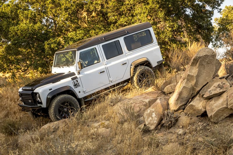 屈強な足回りと現代的スペックを纏った 1991年製 Land Rover Defender のカスタム車両 無骨な外装＆足回りとは裏腹に究極のドライビングパートナー にApple CarPlaにも対応した「Fusion」渾身のSUV “LS3 Corvette Powertrain Package”  「Land Rover（ランドローバー）」は2011年の白紙から8年の時を経て、コードネーム“L663”こと新型Defender（ディフェンダー）の一般販売に向けて準備を進めている。その待望の復活までの中継ぎとして、プレミアムビルダーとして世界に名を馳せる「Fusion Motor Company」が、オフローダーファン垂涎のLS3 Corvette Powertrain Packageを発表した。  1991年製 Defender 110をベースとした同パッケージには、「General Motors（ゼネラルモーターズ）」製6.2リッターLS3 V8エンジンを搭載。これは「Corvette（シボレー）」の名車Stingray（スティングレイ）にも積み込まれているもので、オリジナルの約3.5倍に値する430 hpを発揮する。また、「Fusion」の開発チームは、同じく「GM」より6速ATを拝借したほか、追加オーダーで「Atlas（アトラス）」のトランスファー・ケースと高性能アクセルの装備も可能。一方、最も気になるのは足回りだが、18インチの黒い合金ホイールには「Nitto（ニットー）」の全地形対応タイヤ Ridge Grapplerを履かせているため、天候、路面問わずドライバーはパワフルな走行を実現できるはずだ。  今度は、同SUVのインテリアに目を向けてみよう。シートやステアリングは無骨な印象を与えるレザーでラッピング。また、天井材にはスエードが用いられ、さらにApple CarPlayに対応した「Pioneer（パイオニア）」の7インチ インフォテインメント・システムまで完備されているという周到さだ。  ヴィンテージオフローダーを巧みにメイクオーバーしたLS3 Corvette Powertrain Packageのデザインは、上のフォトギャラリーから。また、強靭なV8エンジンや高級インテリアを搭載し、限定150台しか生産されない70周年記念モデル Defender Works V8もお見逃しなく。