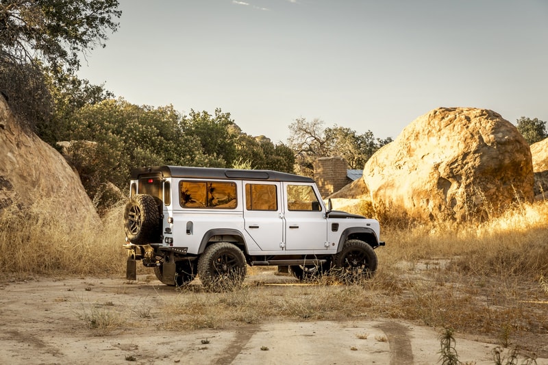 屈強な足回りと現代的スペックを纏った 1991年製 Land Rover Defender のカスタム車両 無骨な外装＆足回りとは裏腹に究極のドライビングパートナー にApple CarPlaにも対応した「Fusion」渾身のSUV “LS3 Corvette Powertrain Package”  「Land Rover（ランドローバー）」は2011年の白紙から8年の時を経て、コードネーム“L663”こと新型Defender（ディフェンダー）の一般販売に向けて準備を進めている。その待望の復活までの中継ぎとして、プレミアムビルダーとして世界に名を馳せる「Fusion Motor Company」が、オフローダーファン垂涎のLS3 Corvette Powertrain Packageを発表した。  1991年製 Defender 110をベースとした同パッケージには、「General Motors（ゼネラルモーターズ）」製6.2リッターLS3 V8エンジンを搭載。これは「Corvette（シボレー）」の名車Stingray（スティングレイ）にも積み込まれているもので、オリジナルの約3.5倍に値する430 hpを発揮する。また、「Fusion」の開発チームは、同じく「GM」より6速ATを拝借したほか、追加オーダーで「Atlas（アトラス）」のトランスファー・ケースと高性能アクセルの装備も可能。一方、最も気になるのは足回りだが、18インチの黒い合金ホイールには「Nitto（ニットー）」の全地形対応タイヤ Ridge Grapplerを履かせているため、天候、路面問わずドライバーはパワフルな走行を実現できるはずだ。  今度は、同SUVのインテリアに目を向けてみよう。シートやステアリングは無骨な印象を与えるレザーでラッピング。また、天井材にはスエードが用いられ、さらにApple CarPlayに対応した「Pioneer（パイオニア）」の7インチ インフォテインメント・システムまで完備されているという周到さだ。  ヴィンテージオフローダーを巧みにメイクオーバーしたLS3 Corvette Powertrain Packageのデザインは、上のフォトギャラリーから。また、強靭なV8エンジンや高級インテリアを搭載し、限定150台しか生産されない70周年記念モデル Defender Works V8もお見逃しなく。