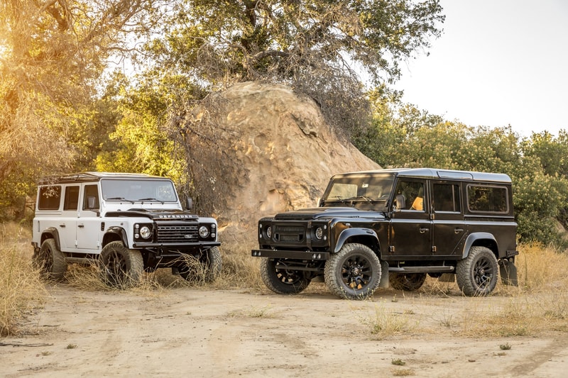 屈強な足回りと現代的スペックを纏った 1991年製 Land Rover Defender のカスタム車両 無骨な外装＆足回りとは裏腹に究極のドライビングパートナー にApple CarPlaにも対応した「Fusion」渾身のSUV “LS3 Corvette Powertrain Package”  「Land Rover（ランドローバー）」は2011年の白紙から8年の時を経て、コードネーム“L663”こと新型Defender（ディフェンダー）の一般販売に向けて準備を進めている。その待望の復活までの中継ぎとして、プレミアムビルダーとして世界に名を馳せる「Fusion Motor Company」が、オフローダーファン垂涎のLS3 Corvette Powertrain Packageを発表した。  1991年製 Defender 110をベースとした同パッケージには、「General Motors（ゼネラルモーターズ）」製6.2リッターLS3 V8エンジンを搭載。これは「Corvette（シボレー）」の名車Stingray（スティングレイ）にも積み込まれているもので、オリジナルの約3.5倍に値する430 hpを発揮する。また、「Fusion」の開発チームは、同じく「GM」より6速ATを拝借したほか、追加オーダーで「Atlas（アトラス）」のトランスファー・ケースと高性能アクセルの装備も可能。一方、最も気になるのは足回りだが、18インチの黒い合金ホイールには「Nitto（ニットー）」の全地形対応タイヤ Ridge Grapplerを履かせているため、天候、路面問わずドライバーはパワフルな走行を実現できるはずだ。  今度は、同SUVのインテリアに目を向けてみよう。シートやステアリングは無骨な印象を与えるレザーでラッピング。また、天井材にはスエードが用いられ、さらにApple CarPlayに対応した「Pioneer（パイオニア）」の7インチ インフォテインメント・システムまで完備されているという周到さだ。  ヴィンテージオフローダーを巧みにメイクオーバーしたLS3 Corvette Powertrain Packageのデザインは、上のフォトギャラリーから。また、強靭なV8エンジンや高級インテリアを搭載し、限定150台しか生産されない70周年記念モデル Defender Works V8もお見逃しなく。