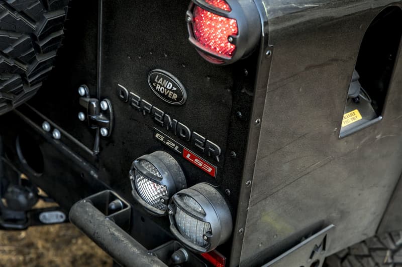 屈強な足回りと現代的スペックを纏った 1991年製 Land Rover Defender のカスタム車両 無骨な外装＆足回りとは裏腹に究極のドライビングパートナー にApple CarPlaにも対応した「Fusion」渾身のSUV “LS3 Corvette Powertrain Package”  「Land Rover（ランドローバー）」は2011年の白紙から8年の時を経て、コードネーム“L663”こと新型Defender（ディフェンダー）の一般販売に向けて準備を進めている。その待望の復活までの中継ぎとして、プレミアムビルダーとして世界に名を馳せる「Fusion Motor Company」が、オフローダーファン垂涎のLS3 Corvette Powertrain Packageを発表した。  1991年製 Defender 110をベースとした同パッケージには、「General Motors（ゼネラルモーターズ）」製6.2リッターLS3 V8エンジンを搭載。これは「Corvette（シボレー）」の名車Stingray（スティングレイ）にも積み込まれているもので、オリジナルの約3.5倍に値する430 hpを発揮する。また、「Fusion」の開発チームは、同じく「GM」より6速ATを拝借したほか、追加オーダーで「Atlas（アトラス）」のトランスファー・ケースと高性能アクセルの装備も可能。一方、最も気になるのは足回りだが、18インチの黒い合金ホイールには「Nitto（ニットー）」の全地形対応タイヤ Ridge Grapplerを履かせているため、天候、路面問わずドライバーはパワフルな走行を実現できるはずだ。  今度は、同SUVのインテリアに目を向けてみよう。シートやステアリングは無骨な印象を与えるレザーでラッピング。また、天井材にはスエードが用いられ、さらにApple CarPlayに対応した「Pioneer（パイオニア）」の7インチ インフォテインメント・システムまで完備されているという周到さだ。  ヴィンテージオフローダーを巧みにメイクオーバーしたLS3 Corvette Powertrain Packageのデザインは、上のフォトギャラリーから。また、強靭なV8エンジンや高級インテリアを搭載し、限定150台しか生産されない70周年記念モデル Defender Works V8もお見逃しなく。