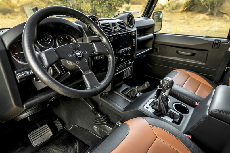 屈強な足回りと現代的スペックを纏った 1991年製 Land Rover Defender のカスタム車両 無骨な外装＆足回りとは裏腹に究極のドライビングパートナー にApple CarPlaにも対応した「Fusion」渾身のSUV “LS3 Corvette Powertrain Package”  「Land Rover（ランドローバー）」は2011年の白紙から8年の時を経て、コードネーム“L663”こと新型Defender（ディフェンダー）の一般販売に向けて準備を進めている。その待望の復活までの中継ぎとして、プレミアムビルダーとして世界に名を馳せる「Fusion Motor Company」が、オフローダーファン垂涎のLS3 Corvette Powertrain Packageを発表した。  1991年製 Defender 110をベースとした同パッケージには、「General Motors（ゼネラルモーターズ）」製6.2リッターLS3 V8エンジンを搭載。これは「Corvette（シボレー）」の名車Stingray（スティングレイ）にも積み込まれているもので、オリジナルの約3.5倍に値する430 hpを発揮する。また、「Fusion」の開発チームは、同じく「GM」より6速ATを拝借したほか、追加オーダーで「Atlas（アトラス）」のトランスファー・ケースと高性能アクセルの装備も可能。一方、最も気になるのは足回りだが、18インチの黒い合金ホイールには「Nitto（ニットー）」の全地形対応タイヤ Ridge Grapplerを履かせているため、天候、路面問わずドライバーはパワフルな走行を実現できるはずだ。  今度は、同SUVのインテリアに目を向けてみよう。シートやステアリングは無骨な印象を与えるレザーでラッピング。また、天井材にはスエードが用いられ、さらにApple CarPlayに対応した「Pioneer（パイオニア）」の7インチ インフォテインメント・システムまで完備されているという周到さだ。  ヴィンテージオフローダーを巧みにメイクオーバーしたLS3 Corvette Powertrain Packageのデザインは、上のフォトギャラリーから。また、強靭なV8エンジンや高級インテリアを搭載し、限定150台しか生産されない70周年記念モデル Defender Works V8もお見逃しなく。