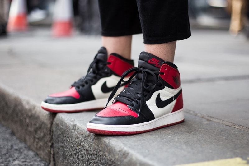 #OnFeet at London Street 3月編 スニーカーヘッズお馴染みの即完モデルからコアなブランドまで、幅広い顔ぶれとなった大人気足元スナップ企画の最新版 カルチャーの震源地であるイギリスに拠点を置く『HYPEBEAST』のロンドンチームが、ストリートで大人気足元スナップ企画“#OnFeet”を敢行した。〈Nike(ナイキ)〉ではVirgil Abloh(ヴァージル・アブロー)のAir Jordan 1を筆頭に、Jeff Staple(ジェフ・ステイプル)のDunk Low “Black Pigeon”、〈Levi's®(リーバイス)〉コラボのAir Jordan 4など、ヘッズお馴染みの即完モデルを確認。また、〈J.W.Anderson(J.W.アンダーソン)〉x〈Converse(コンバース)〉の今季モデル、〈Vetements(ヴェトモン)〉x〈Reebok (リーボック)〉の落書きInstapump Fury、〈Balenciaga(バレンシアガ)〉のTriple S、そして「LVMH Prize 2018」の最終候補にノミネートされた井野将之が手がける〈doublet(ダブレット)〉のカオスパッチスニーカーなど、『HYPEBEAST』が選出した2018年3月のベスト足元スナップには今流行りのチャンキータイプから個性的な表情のものまで、多様多種なスニーカーが収められている。 あわせて、SSS級のレア度を誇る逸足の撮影に成功した「atmos con Vol.4」の“#OnFeet”もお見逃しなく。 HYPEBEAST ハイプビースト