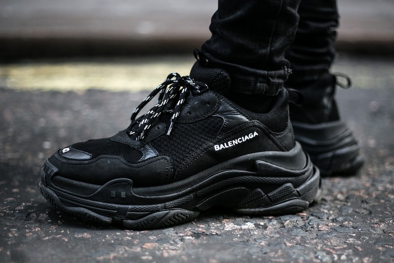 #OnFeet at London Street 3月編 スニーカーヘッズお馴染みの即完モデルからコアなブランドまで、幅広い顔ぶれとなった大人気足元スナップ企画の最新版 カルチャーの震源地であるイギリスに拠点を置く『HYPEBEAST』のロンドンチームが、ストリートで大人気足元スナップ企画“#OnFeet”を敢行した。〈Nike(ナイキ)〉ではVirgil Abloh(ヴァージル・アブロー)のAir Jordan 1を筆頭に、Jeff Staple(ジェフ・ステイプル)のDunk Low “Black Pigeon”、〈Levi's®(リーバイス)〉コラボのAir Jordan 4など、ヘッズお馴染みの即完モデルを確認。また、〈J.W.Anderson(J.W.アンダーソン)〉x〈Converse(コンバース)〉の今季モデル、〈Vetements(ヴェトモン)〉x〈Reebok (リーボック)〉の落書きInstapump Fury、〈Balenciaga(バレンシアガ)〉のTriple S、そして「LVMH Prize 2018」の最終候補にノミネートされた井野将之が手がける〈doublet(ダブレット)〉のカオスパッチスニーカーなど、『HYPEBEAST』が選出した2018年3月のベスト足元スナップには今流行りのチャンキータイプから個性的な表情のものまで、多様多種なスニーカーが収められている。 あわせて、SSS級のレア度を誇る逸足の撮影に成功した「atmos con Vol.4」の“#OnFeet”もお見逃しなく。 HYPEBEAST ハイプビースト