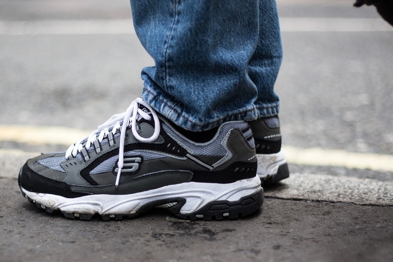 #OnFeet at London Street 3月編 スニーカーヘッズお馴染みの即完モデルからコアなブランドまで、幅広い顔ぶれとなった大人気足元スナップ企画の最新版 カルチャーの震源地であるイギリスに拠点を置く『HYPEBEAST』のロンドンチームが、ストリートで大人気足元スナップ企画“#OnFeet”を敢行した。〈Nike(ナイキ)〉ではVirgil Abloh(ヴァージル・アブロー)のAir Jordan 1を筆頭に、Jeff Staple(ジェフ・ステイプル)のDunk Low “Black Pigeon”、〈Levi's®(リーバイス)〉コラボのAir Jordan 4など、ヘッズお馴染みの即完モデルを確認。また、〈J.W.Anderson(J.W.アンダーソン)〉x〈Converse(コンバース)〉の今季モデル、〈Vetements(ヴェトモン)〉x〈Reebok (リーボック)〉の落書きInstapump Fury、〈Balenciaga(バレンシアガ)〉のTriple S、そして「LVMH Prize 2018」の最終候補にノミネートされた井野将之が手がける〈doublet(ダブレット)〉のカオスパッチスニーカーなど、『HYPEBEAST』が選出した2018年3月のベスト足元スナップには今流行りのチャンキータイプから個性的な表情のものまで、多様多種なスニーカーが収められている。 あわせて、SSS級のレア度を誇る逸足の撮影に成功した「atmos con Vol.4」の“#OnFeet”もお見逃しなく。 HYPEBEAST ハイプビースト