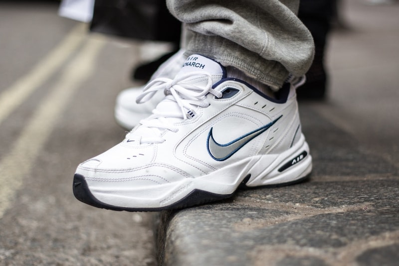 #OnFeet at London Street 3月編 スニーカーヘッズお馴染みの即完モデルからコアなブランドまで、幅広い顔ぶれとなった大人気足元スナップ企画の最新版 カルチャーの震源地であるイギリスに拠点を置く『HYPEBEAST』のロンドンチームが、ストリートで大人気足元スナップ企画“#OnFeet”を敢行した。〈Nike(ナイキ)〉ではVirgil Abloh(ヴァージル・アブロー)のAir Jordan 1を筆頭に、Jeff Staple(ジェフ・ステイプル)のDunk Low “Black Pigeon”、〈Levi's®(リーバイス)〉コラボのAir Jordan 4など、ヘッズお馴染みの即完モデルを確認。また、〈J.W.Anderson(J.W.アンダーソン)〉x〈Converse(コンバース)〉の今季モデル、〈Vetements(ヴェトモン)〉x〈Reebok (リーボック)〉の落書きInstapump Fury、〈Balenciaga(バレンシアガ)〉のTriple S、そして「LVMH Prize 2018」の最終候補にノミネートされた井野将之が手がける〈doublet(ダブレット)〉のカオスパッチスニーカーなど、『HYPEBEAST』が選出した2018年3月のベスト足元スナップには今流行りのチャンキータイプから個性的な表情のものまで、多様多種なスニーカーが収められている。 あわせて、SSS級のレア度を誇る逸足の撮影に成功した「atmos con Vol.4」の“#OnFeet”もお見逃しなく。 HYPEBEAST ハイプビースト