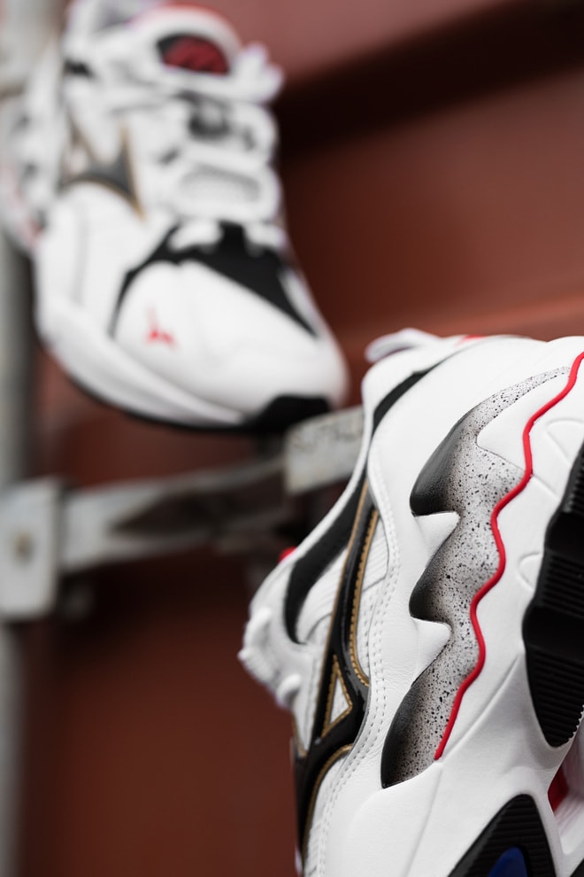 MIZUNO1906 より超DADながらも履き心地抜群の WAVE RIDER 1 OG が復刻リリース 世界各国のスニーカーキーアカウントが参加する“KAZOKU”の第2弾として〈MIZUNO〉伝統の一足が20年以上の時を経て現代に蘇る