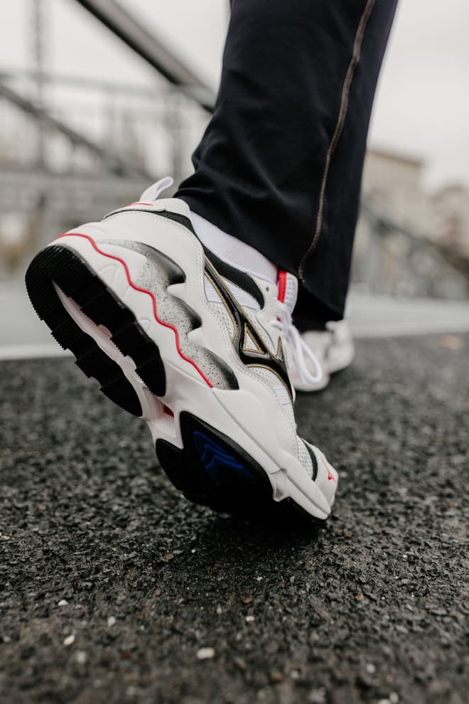 MIZUNO1906 より超DADながらも履き心地抜群の WAVE RIDER 1 OG が復刻リリース 世界各国のスニーカーキーアカウントが参加する“KAZOKU”の第2弾として〈MIZUNO〉伝統の一足が20年以上の時を経て現代に蘇る