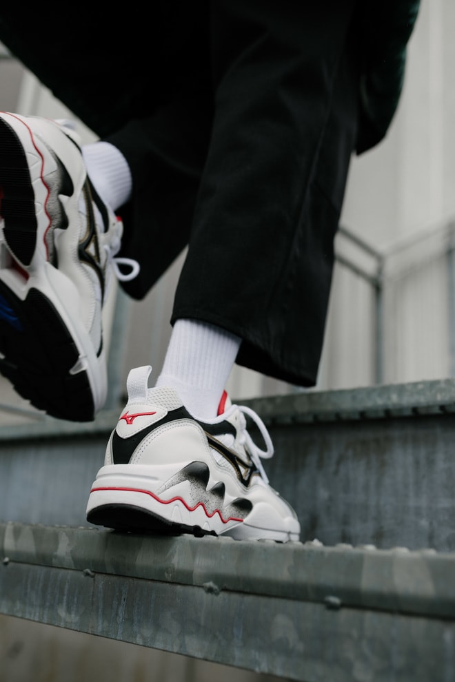 MIZUNO1906 より超DADながらも履き心地抜群の WAVE RIDER 1 OG が復刻リリース 世界各国のスニーカーキーアカウントが参加する“KAZOKU”の第2弾として〈MIZUNO〉伝統の一足が20年以上の時を経て現代に蘇る