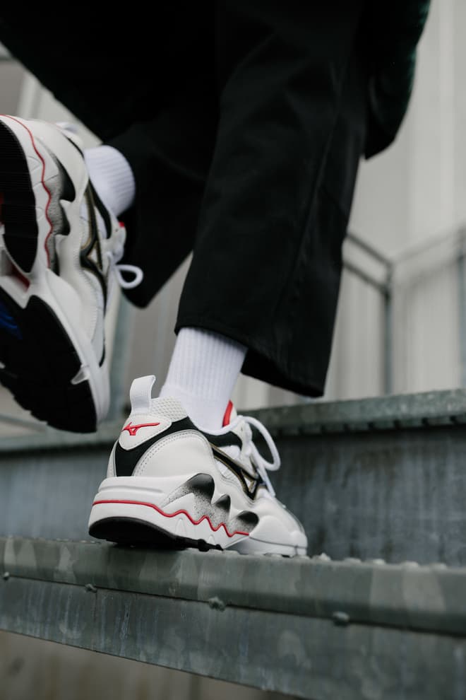 MIZUNO1906 より超DADながらも履き心地抜群の WAVE RIDER 1 OG が復刻リリース 世界各国のスニーカーキーアカウントが参加する“KAZOKU”の第2弾として〈MIZUNO〉伝統の一足が20年以上の時を経て現代に蘇る