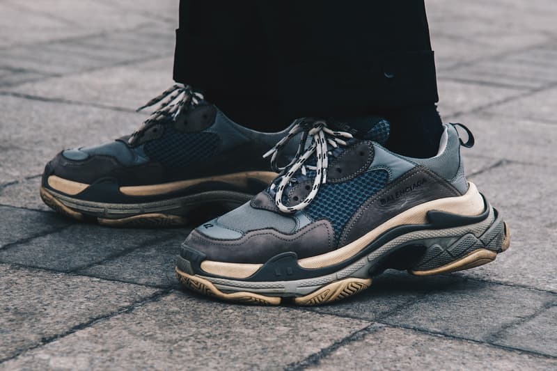 Streetsnaps:Moscow Fashion Week Fall/Winter 2018 凍えるような寒さの中でリアルなストリートスタイルを披露するモスクワヘッズに注目 フランス・パリ ロシア・モスクワ ファッションウィーク ユース 重厚感 アウター ステンカラーコート フーディ スケルトンコート Gosha Rubchinskiy ゴーシャ・ラブチンスキー Vetements ヴェトモン Balenciaga バレンシアガ Triple S adidas by Raf Simons アディダス バイ ラフ・シモンズ Ozweego オズウィーゴ Nike ナイキ HYPEBEAST ハイプビースト