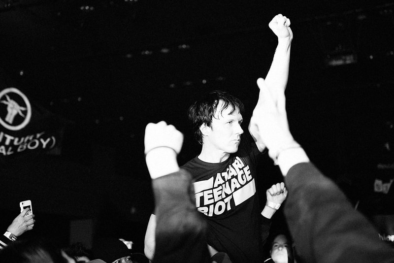 ファッションウィークに初参戦した NEIGHBORHOOD の “Project ATR Show” をプレイバック デジタルハードコアの始祖、Atari Teenage Riotを招聘したパフォーマンスに込められた〈NEIGHBORHOOD〉のメッセージとは