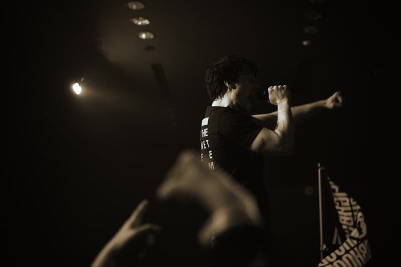 ファッションウィークに初参戦した NEIGHBORHOOD の “Project ATR Show” をプレイバック デジタルハードコアの始祖、Atari Teenage Riotを招聘したパフォーマンスに込められた〈NEIGHBORHOOD〉のメッセージとは