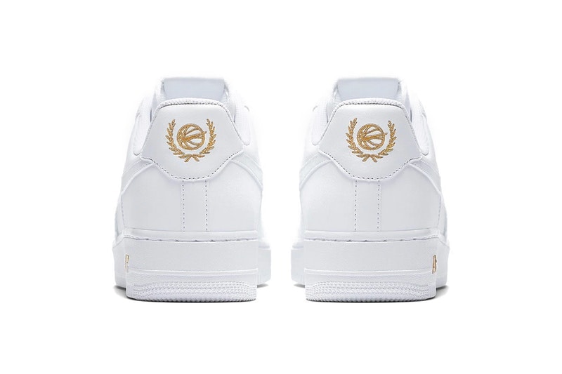 Nike が伝統の一足 Air Force 1 Low を新ロゴとともにマイナーチェンジ Nike Airを採用したバスケットボールシューズの第1号であるAF1に敬意を表して