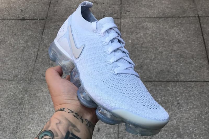 爽やかな色気を放つ Air VaporMax Flyknit 2.0 の新色モデルがリーク 潔いほどクリーンな色合いに身を包んだ1足が近々デビュー? 3月26日(月) Air Max Day ファッション スポーツカンパニー Nike ナイキ Instagram @Dirtymoney823 2018年春コレクション Air VaporMax Flyknit 2.0 Flyknit Airユニット ヒールケージ スウッシュ ホワイト クリア 190ドル 約20,312円 NIKE.COM フルグレインレザー Air Jordan 1“White/Royal” HYPEBEAST ハイプビースト