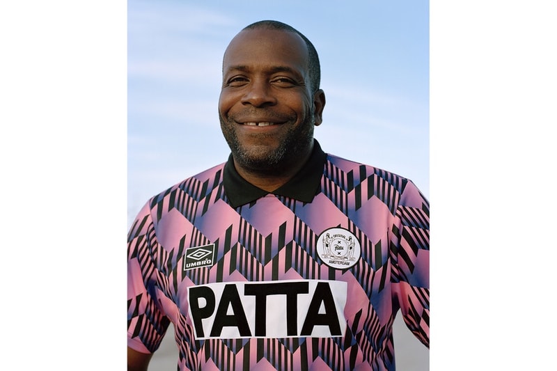 Patta x Umbro が再びサッカージャージコレクションを発表 〈Patta〉のホームタウンを拠点とするオランダの名門アヤックスに敬意を表し、元オランダ代表GKをモデルに起用 欧州ストリートを最前線で牽引する〈Patta（パタ）〉と〈Umbro（アンブロ）〉が再結成し、2018年春夏シーズンのカプセルコレクションを制作した。2017年4月から約1年ぶりとなるチームアップでは、〈Patta〉のホームタウン、アムステルダムを拠点とするアヤックスに敬意を表し、33回のエールディヴィジ優勝記録を持つオランダの名門の1990-91年アウェイキットをサンプリング。クラシカルな襟付きの〈Umbro〉ボディには、スポンサーのように〈Patta〉のロゴを配置。また、ルックブックのモデルには同クラブで約250試合に出場した元オランダ代表GK Stanley Menzo（スタンリー・メンゾ）を起用するという周到さだ。  〈Patta〉x〈Umbro〉の最新コラボアイテムは、3月17日（現地時間）より〈Patta〉の旗艦店でリリースされ、その後順次取り扱い店舗にデリバリーされるとのこと。  あわせて、仕立ての良さを感じるスムースな着心地が魅力のクルーネックジャージー＆ジョガーパンツが登場した〈Patta〉の2018年春夏コレクション第2弾もチェックしておこう。