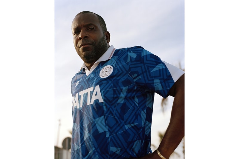 Patta x Umbro が再びサッカージャージコレクションを発表 〈Patta〉のホームタウンを拠点とするオランダの名門アヤックスに敬意を表し、元オランダ代表GKをモデルに起用 欧州ストリートを最前線で牽引する〈Patta（パタ）〉と〈Umbro（アンブロ）〉が再結成し、2018年春夏シーズンのカプセルコレクションを制作した。2017年4月から約1年ぶりとなるチームアップでは、〈Patta〉のホームタウン、アムステルダムを拠点とするアヤックスに敬意を表し、33回のエールディヴィジ優勝記録を持つオランダの名門の1990-91年アウェイキットをサンプリング。クラシカルな襟付きの〈Umbro〉ボディには、スポンサーのように〈Patta〉のロゴを配置。また、ルックブックのモデルには同クラブで約250試合に出場した元オランダ代表GK Stanley Menzo（スタンリー・メンゾ）を起用するという周到さだ。  〈Patta〉x〈Umbro〉の最新コラボアイテムは、3月17日（現地時間）より〈Patta〉の旗艦店でリリースされ、その後順次取り扱い店舗にデリバリーされるとのこと。  あわせて、仕立ての良さを感じるスムースな着心地が魅力のクルーネックジャージー＆ジョガーパンツが登場した〈Patta〉の2018年春夏コレクション第2弾もチェックしておこう。