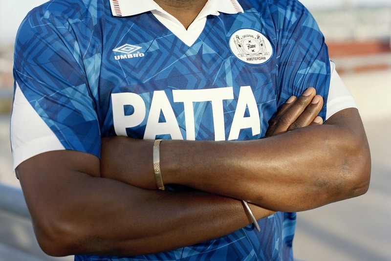 Patta x Umbro が再びサッカージャージコレクションを発表 〈Patta〉のホームタウンを拠点とするオランダの名門アヤックスに敬意を表し、元オランダ代表GKをモデルに起用 欧州ストリートを最前線で牽引する〈Patta（パタ）〉と〈Umbro（アンブロ）〉が再結成し、2018年春夏シーズンのカプセルコレクションを制作した。2017年4月から約1年ぶりとなるチームアップでは、〈Patta〉のホームタウン、アムステルダムを拠点とするアヤックスに敬意を表し、33回のエールディヴィジ優勝記録を持つオランダの名門の1990-91年アウェイキットをサンプリング。クラシカルな襟付きの〈Umbro〉ボディには、スポンサーのように〈Patta〉のロゴを配置。また、ルックブックのモデルには同クラブで約250試合に出場した元オランダ代表GK Stanley Menzo（スタンリー・メンゾ）を起用するという周到さだ。  〈Patta〉x〈Umbro〉の最新コラボアイテムは、3月17日（現地時間）より〈Patta〉の旗艦店でリリースされ、その後順次取り扱い店舗にデリバリーされるとのこと。  あわせて、仕立ての良さを感じるスムースな着心地が魅力のクルーネックジャージー＆ジョガーパンツが登場した〈Patta〉の2018年春夏コレクション第2弾もチェックしておこう。