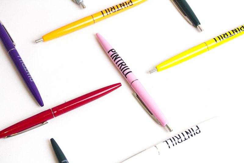 ストリート御用達の PINTRILL がペンブランド PENTRILL をローンチ 今後はさまざまなコラボものも展開されるかも？  スニーカーや各種ロゴ、絵文字をサンプリングしたユニークなプロダクトから、〈BAPE®️（ベイプ）〉、〈Louis Vuitton（ルイ ヴィトン）〉といった一流ブランドの別注までを手がけるストリート御用達のピンバッジブランド〈PINTRILL（ピントリル）〉が、新たにペンブランドをローンチする。その名も〈PENTRILL（ペントリル）〉。〈PINTRILL〉のクリエイターたちのアイデアから誕生した姉妹レーベルはすでにInstagramアカウントも解説されており、そこでは様々なカラーのペンが紹介されている。〈PINTRILL〉と同じマインドを持ち合わせているはずなので、今後はペンの種類も増え、コラボものなども展開されることに期待したい。  Virgil Abloh（ヴァージル・アブロー）の〈Louis Vuitton（ルイ・ヴィトン）〉メンズデザイナー就任を記念して発売された〈PINTRILL〉の“PIN”もお買い逃しのないように。