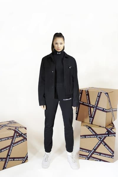 Places+Faces がブランド的要素を強化した最新コレクションを発表 “first collection”と題した最新作で「P+F」がネクストステップへ踏み入れたことを証明 “first collection”と題した新たなカプセルを提げ、「P+F」がブランドとしてのネクストステップに挑む 今やストリートに精通する者でその名を知らない人はいないであろう、ロンドンベースのフォトグラフィーコレクティブ「Places+Faces（プレイシズ プラス フェイシズ）」が、“first collection”と題した最新アパレルコレクションのルックブックを公開した。Ciesay（シーセイ）は『Vogue』において、「僕たちは単なるスクリーンプリントからカットソー製作へと移行したかったんだ。洋服そのものをより成長させるために、デニムジャケットやスウェット、それにマッチするバッグ類にも挑戦したよ」とコメントしている。  Ciesayが言及したプロダクトに加え、カラバリ豊富なトラックスーツ、サイドバッグ、機能的なバックパックなど、最新コレクションには従来のものと若干デザインの異なる「Places+Faces」のロゴを採用。また、Ciesayはこれらのグラフィックピースに説明を加え、「これらのTシャツはポルトガルで生産し、僕が愛してやまないヴィンテージTシャツのように、色を抜くためのウォッシュをかけたんだ。ルックブックも進化したね。なぜなら、僕たちはフォトグラファーだし、写真も映像も撮影できるから。だから、そういう要素がブランドに反映されているんだ」と述べている。  「P+F」の“first collection”は、まもなく彼らの公式サイトにて発売されるとのことなので、気になる方はアップデートをお見逃しなく。  〈Supreme（シュプリーム）〉x 著名写真家 Nan Goldin（ナン・ゴールディン）のアイテム一覧や、独特な色彩感覚とディテールでユース感を表現した〈DIGAWEL（ディガウェル）〉のバックステージレポートなど、『HYPEBEAST』がお届けする最新ファッションニュースもあわせてご確認を。 HYPEBEAST