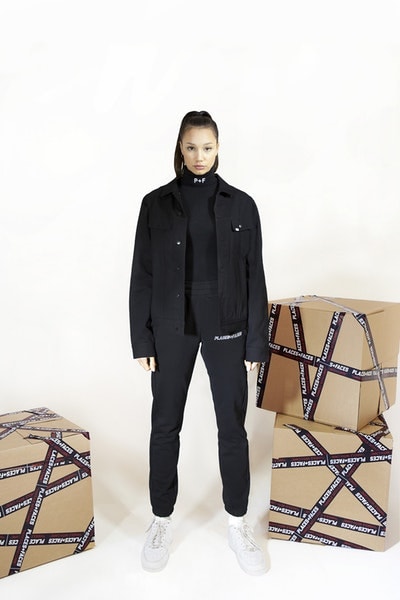 Places+Faces がブランド的要素を強化した最新コレクションを発表 “first collection”と題した最新作で「P+F」がネクストステップへ踏み入れたことを証明 “first collection”と題した新たなカプセルを提げ、「P+F」がブランドとしてのネクストステップに挑む 今やストリートに精通する者でその名を知らない人はいないであろう、ロンドンベースのフォトグラフィーコレクティブ「Places+Faces（プレイシズ プラス フェイシズ）」が、“first collection”と題した最新アパレルコレクションのルックブックを公開した。Ciesay（シーセイ）は『Vogue』において、「僕たちは単なるスクリーンプリントからカットソー製作へと移行したかったんだ。洋服そのものをより成長させるために、デニムジャケットやスウェット、それにマッチするバッグ類にも挑戦したよ」とコメントしている。  Ciesayが言及したプロダクトに加え、カラバリ豊富なトラックスーツ、サイドバッグ、機能的なバックパックなど、最新コレクションには従来のものと若干デザインの異なる「Places+Faces」のロゴを採用。また、Ciesayはこれらのグラフィックピースに説明を加え、「これらのTシャツはポルトガルで生産し、僕が愛してやまないヴィンテージTシャツのように、色を抜くためのウォッシュをかけたんだ。ルックブックも進化したね。なぜなら、僕たちはフォトグラファーだし、写真も映像も撮影できるから。だから、そういう要素がブランドに反映されているんだ」と述べている。  「P+F」の“first collection”は、まもなく彼らの公式サイトにて発売されるとのことなので、気になる方はアップデートをお見逃しなく。  〈Supreme（シュプリーム）〉x 著名写真家 Nan Goldin（ナン・ゴールディン）のアイテム一覧や、独特な色彩感覚とディテールでユース感を表現した〈DIGAWEL（ディガウェル）〉のバックステージレポートなど、『HYPEBEAST』がお届けする最新ファッションニュースもあわせてご確認を。 HYPEBEAST