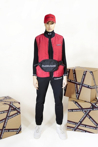 Places+Faces がブランド的要素を強化した最新コレクションを発表 “first collection”と題した最新作で「P+F」がネクストステップへ踏み入れたことを証明 “first collection”と題した新たなカプセルを提げ、「P+F」がブランドとしてのネクストステップに挑む 今やストリートに精通する者でその名を知らない人はいないであろう、ロンドンベースのフォトグラフィーコレクティブ「Places+Faces（プレイシズ プラス フェイシズ）」が、“first collection”と題した最新アパレルコレクションのルックブックを公開した。Ciesay（シーセイ）は『Vogue』において、「僕たちは単なるスクリーンプリントからカットソー製作へと移行したかったんだ。洋服そのものをより成長させるために、デニムジャケットやスウェット、それにマッチするバッグ類にも挑戦したよ」とコメントしている。  Ciesayが言及したプロダクトに加え、カラバリ豊富なトラックスーツ、サイドバッグ、機能的なバックパックなど、最新コレクションには従来のものと若干デザインの異なる「Places+Faces」のロゴを採用。また、Ciesayはこれらのグラフィックピースに説明を加え、「これらのTシャツはポルトガルで生産し、僕が愛してやまないヴィンテージTシャツのように、色を抜くためのウォッシュをかけたんだ。ルックブックも進化したね。なぜなら、僕たちはフォトグラファーだし、写真も映像も撮影できるから。だから、そういう要素がブランドに反映されているんだ」と述べている。  「P+F」の“first collection”は、まもなく彼らの公式サイトにて発売されるとのことなので、気になる方はアップデートをお見逃しなく。  〈Supreme（シュプリーム）〉x 著名写真家 Nan Goldin（ナン・ゴールディン）のアイテム一覧や、独特な色彩感覚とディテールでユース感を表現した〈DIGAWEL（ディガウェル）〉のバックステージレポートなど、『HYPEBEAST』がお届けする最新ファッションニュースもあわせてご確認を。 HYPEBEAST