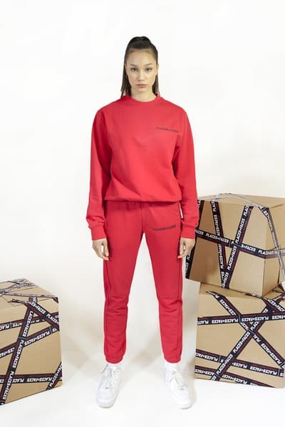 Places+Faces がブランド的要素を強化した最新コレクションを発表 “first collection”と題した最新作で「P+F」がネクストステップへ踏み入れたことを証明 “first collection”と題した新たなカプセルを提げ、「P+F」がブランドとしてのネクストステップに挑む 今やストリートに精通する者でその名を知らない人はいないであろう、ロンドンベースのフォトグラフィーコレクティブ「Places+Faces（プレイシズ プラス フェイシズ）」が、“first collection”と題した最新アパレルコレクションのルックブックを公開した。Ciesay（シーセイ）は『Vogue』において、「僕たちは単なるスクリーンプリントからカットソー製作へと移行したかったんだ。洋服そのものをより成長させるために、デニムジャケットやスウェット、それにマッチするバッグ類にも挑戦したよ」とコメントしている。  Ciesayが言及したプロダクトに加え、カラバリ豊富なトラックスーツ、サイドバッグ、機能的なバックパックなど、最新コレクションには従来のものと若干デザインの異なる「Places+Faces」のロゴを採用。また、Ciesayはこれらのグラフィックピースに説明を加え、「これらのTシャツはポルトガルで生産し、僕が愛してやまないヴィンテージTシャツのように、色を抜くためのウォッシュをかけたんだ。ルックブックも進化したね。なぜなら、僕たちはフォトグラファーだし、写真も映像も撮影できるから。だから、そういう要素がブランドに反映されているんだ」と述べている。  「P+F」の“first collection”は、まもなく彼らの公式サイトにて発売されるとのことなので、気になる方はアップデートをお見逃しなく。  〈Supreme（シュプリーム）〉x 著名写真家 Nan Goldin（ナン・ゴールディン）のアイテム一覧や、独特な色彩感覚とディテールでユース感を表現した〈DIGAWEL（ディガウェル）〉のバックステージレポートなど、『HYPEBEAST』がお届けする最新ファッションニュースもあわせてご確認を。 HYPEBEAST