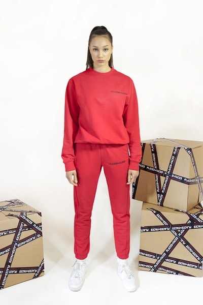 Places+Faces がブランド的要素を強化した最新コレクションを発表 “first collection”と題した最新作で「P+F」がネクストステップへ踏み入れたことを証明 “first collection”と題した新たなカプセルを提げ、「P+F」がブランドとしてのネクストステップに挑む 今やストリートに精通する者でその名を知らない人はいないであろう、ロンドンベースのフォトグラフィーコレクティブ「Places+Faces（プレイシズ プラス フェイシズ）」が、“first collection”と題した最新アパレルコレクションのルックブックを公開した。Ciesay（シーセイ）は『Vogue』において、「僕たちは単なるスクリーンプリントからカットソー製作へと移行したかったんだ。洋服そのものをより成長させるために、デニムジャケットやスウェット、それにマッチするバッグ類にも挑戦したよ」とコメントしている。  Ciesayが言及したプロダクトに加え、カラバリ豊富なトラックスーツ、サイドバッグ、機能的なバックパックなど、最新コレクションには従来のものと若干デザインの異なる「Places+Faces」のロゴを採用。また、Ciesayはこれらのグラフィックピースに説明を加え、「これらのTシャツはポルトガルで生産し、僕が愛してやまないヴィンテージTシャツのように、色を抜くためのウォッシュをかけたんだ。ルックブックも進化したね。なぜなら、僕たちはフォトグラファーだし、写真も映像も撮影できるから。だから、そういう要素がブランドに反映されているんだ」と述べている。  「P+F」の“first collection”は、まもなく彼らの公式サイトにて発売されるとのことなので、気になる方はアップデートをお見逃しなく。  〈Supreme（シュプリーム）〉x 著名写真家 Nan Goldin（ナン・ゴールディン）のアイテム一覧や、独特な色彩感覚とディテールでユース感を表現した〈DIGAWEL（ディガウェル）〉のバックステージレポートなど、『HYPEBEAST』がお届けする最新ファッションニュースもあわせてご確認を。 HYPEBEAST