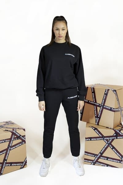 Places+Faces がブランド的要素を強化した最新コレクションを発表 “first collection”と題した最新作で「P+F」がネクストステップへ踏み入れたことを証明 “first collection”と題した新たなカプセルを提げ、「P+F」がブランドとしてのネクストステップに挑む 今やストリートに精通する者でその名を知らない人はいないであろう、ロンドンベースのフォトグラフィーコレクティブ「Places+Faces（プレイシズ プラス フェイシズ）」が、“first collection”と題した最新アパレルコレクションのルックブックを公開した。Ciesay（シーセイ）は『Vogue』において、「僕たちは単なるスクリーンプリントからカットソー製作へと移行したかったんだ。洋服そのものをより成長させるために、デニムジャケットやスウェット、それにマッチするバッグ類にも挑戦したよ」とコメントしている。  Ciesayが言及したプロダクトに加え、カラバリ豊富なトラックスーツ、サイドバッグ、機能的なバックパックなど、最新コレクションには従来のものと若干デザインの異なる「Places+Faces」のロゴを採用。また、Ciesayはこれらのグラフィックピースに説明を加え、「これらのTシャツはポルトガルで生産し、僕が愛してやまないヴィンテージTシャツのように、色を抜くためのウォッシュをかけたんだ。ルックブックも進化したね。なぜなら、僕たちはフォトグラファーだし、写真も映像も撮影できるから。だから、そういう要素がブランドに反映されているんだ」と述べている。  「P+F」の“first collection”は、まもなく彼らの公式サイトにて発売されるとのことなので、気になる方はアップデートをお見逃しなく。  〈Supreme（シュプリーム）〉x 著名写真家 Nan Goldin（ナン・ゴールディン）のアイテム一覧や、独特な色彩感覚とディテールでユース感を表現した〈DIGAWEL（ディガウェル）〉のバックステージレポートなど、『HYPEBEAST』がお届けする最新ファッションニュースもあわせてご確認を。 HYPEBEAST