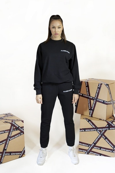 Places+Faces がブランド的要素を強化した最新コレクションを発表 “first collection”と題した最新作で「P+F」がネクストステップへ踏み入れたことを証明 “first collection”と題した新たなカプセルを提げ、「P+F」がブランドとしてのネクストステップに挑む 今やストリートに精通する者でその名を知らない人はいないであろう、ロンドンベースのフォトグラフィーコレクティブ「Places+Faces（プレイシズ プラス フェイシズ）」が、“first collection”と題した最新アパレルコレクションのルックブックを公開した。Ciesay（シーセイ）は『Vogue』において、「僕たちは単なるスクリーンプリントからカットソー製作へと移行したかったんだ。洋服そのものをより成長させるために、デニムジャケットやスウェット、それにマッチするバッグ類にも挑戦したよ」とコメントしている。  Ciesayが言及したプロダクトに加え、カラバリ豊富なトラックスーツ、サイドバッグ、機能的なバックパックなど、最新コレクションには従来のものと若干デザインの異なる「Places+Faces」のロゴを採用。また、Ciesayはこれらのグラフィックピースに説明を加え、「これらのTシャツはポルトガルで生産し、僕が愛してやまないヴィンテージTシャツのように、色を抜くためのウォッシュをかけたんだ。ルックブックも進化したね。なぜなら、僕たちはフォトグラファーだし、写真も映像も撮影できるから。だから、そういう要素がブランドに反映されているんだ」と述べている。  「P+F」の“first collection”は、まもなく彼らの公式サイトにて発売されるとのことなので、気になる方はアップデートをお見逃しなく。  〈Supreme（シュプリーム）〉x 著名写真家 Nan Goldin（ナン・ゴールディン）のアイテム一覧や、独特な色彩感覚とディテールでユース感を表現した〈DIGAWEL（ディガウェル）〉のバックステージレポートなど、『HYPEBEAST』がお届けする最新ファッションニュースもあわせてご確認を。 HYPEBEAST