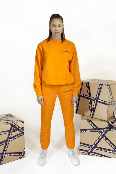 Places+Faces がブランド的要素を強化した最新コレクションを発表 “first collection”と題した最新作で「P+F」がネクストステップへ踏み入れたことを証明 “first collection”と題した新たなカプセルを提げ、「P+F」がブランドとしてのネクストステップに挑む 今やストリートに精通する者でその名を知らない人はいないであろう、ロンドンベースのフォトグラフィーコレクティブ「Places+Faces（プレイシズ プラス フェイシズ）」が、“first collection”と題した最新アパレルコレクションのルックブックを公開した。Ciesay（シーセイ）は『Vogue』において、「僕たちは単なるスクリーンプリントからカットソー製作へと移行したかったんだ。洋服そのものをより成長させるために、デニムジャケットやスウェット、それにマッチするバッグ類にも挑戦したよ」とコメントしている。  Ciesayが言及したプロダクトに加え、カラバリ豊富なトラックスーツ、サイドバッグ、機能的なバックパックなど、最新コレクションには従来のものと若干デザインの異なる「Places+Faces」のロゴを採用。また、Ciesayはこれらのグラフィックピースに説明を加え、「これらのTシャツはポルトガルで生産し、僕が愛してやまないヴィンテージTシャツのように、色を抜くためのウォッシュをかけたんだ。ルックブックも進化したね。なぜなら、僕たちはフォトグラファーだし、写真も映像も撮影できるから。だから、そういう要素がブランドに反映されているんだ」と述べている。  「P+F」の“first collection”は、まもなく彼らの公式サイトにて発売されるとのことなので、気になる方はアップデートをお見逃しなく。  〈Supreme（シュプリーム）〉x 著名写真家 Nan Goldin（ナン・ゴールディン）のアイテム一覧や、独特な色彩感覚とディテールでユース感を表現した〈DIGAWEL（ディガウェル）〉のバックステージレポートなど、『HYPEBEAST』がお届けする最新ファッションニュースもあわせてご確認を。 HYPEBEAST