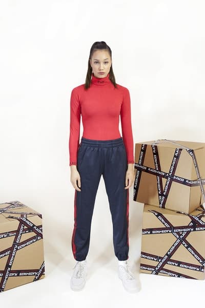 Places+Faces がブランド的要素を強化した最新コレクションを発表 “first collection”と題した最新作で「P+F」がネクストステップへ踏み入れたことを証明 “first collection”と題した新たなカプセルを提げ、「P+F」がブランドとしてのネクストステップに挑む 今やストリートに精通する者でその名を知らない人はいないであろう、ロンドンベースのフォトグラフィーコレクティブ「Places+Faces（プレイシズ プラス フェイシズ）」が、“first collection”と題した最新アパレルコレクションのルックブックを公開した。Ciesay（シーセイ）は『Vogue』において、「僕たちは単なるスクリーンプリントからカットソー製作へと移行したかったんだ。洋服そのものをより成長させるために、デニムジャケットやスウェット、それにマッチするバッグ類にも挑戦したよ」とコメントしている。  Ciesayが言及したプロダクトに加え、カラバリ豊富なトラックスーツ、サイドバッグ、機能的なバックパックなど、最新コレクションには従来のものと若干デザインの異なる「Places+Faces」のロゴを採用。また、Ciesayはこれらのグラフィックピースに説明を加え、「これらのTシャツはポルトガルで生産し、僕が愛してやまないヴィンテージTシャツのように、色を抜くためのウォッシュをかけたんだ。ルックブックも進化したね。なぜなら、僕たちはフォトグラファーだし、写真も映像も撮影できるから。だから、そういう要素がブランドに反映されているんだ」と述べている。  「P+F」の“first collection”は、まもなく彼らの公式サイトにて発売されるとのことなので、気になる方はアップデートをお見逃しなく。  〈Supreme（シュプリーム）〉x 著名写真家 Nan Goldin（ナン・ゴールディン）のアイテム一覧や、独特な色彩感覚とディテールでユース感を表現した〈DIGAWEL（ディガウェル）〉のバックステージレポートなど、『HYPEBEAST』がお届けする最新ファッションニュースもあわせてご確認を。 HYPEBEAST