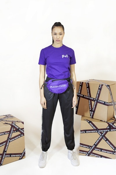 Places+Faces がブランド的要素を強化した最新コレクションを発表 “first collection”と題した最新作で「P+F」がネクストステップへ踏み入れたことを証明 “first collection”と題した新たなカプセルを提げ、「P+F」がブランドとしてのネクストステップに挑む 今やストリートに精通する者でその名を知らない人はいないであろう、ロンドンベースのフォトグラフィーコレクティブ「Places+Faces（プレイシズ プラス フェイシズ）」が、“first collection”と題した最新アパレルコレクションのルックブックを公開した。Ciesay（シーセイ）は『Vogue』において、「僕たちは単なるスクリーンプリントからカットソー製作へと移行したかったんだ。洋服そのものをより成長させるために、デニムジャケットやスウェット、それにマッチするバッグ類にも挑戦したよ」とコメントしている。  Ciesayが言及したプロダクトに加え、カラバリ豊富なトラックスーツ、サイドバッグ、機能的なバックパックなど、最新コレクションには従来のものと若干デザインの異なる「Places+Faces」のロゴを採用。また、Ciesayはこれらのグラフィックピースに説明を加え、「これらのTシャツはポルトガルで生産し、僕が愛してやまないヴィンテージTシャツのように、色を抜くためのウォッシュをかけたんだ。ルックブックも進化したね。なぜなら、僕たちはフォトグラファーだし、写真も映像も撮影できるから。だから、そういう要素がブランドに反映されているんだ」と述べている。  「P+F」の“first collection”は、まもなく彼らの公式サイトにて発売されるとのことなので、気になる方はアップデートをお見逃しなく。  〈Supreme（シュプリーム）〉x 著名写真家 Nan Goldin（ナン・ゴールディン）のアイテム一覧や、独特な色彩感覚とディテールでユース感を表現した〈DIGAWEL（ディガウェル）〉のバックステージレポートなど、『HYPEBEAST』がお届けする最新ファッションニュースもあわせてご確認を。 HYPEBEAST