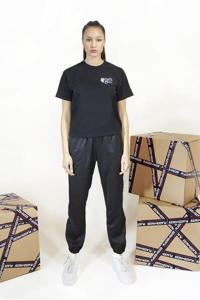 Places+Faces がブランド的要素を強化した最新コレクションを発表 “first collection”と題した最新作で「P+F」がネクストステップへ踏み入れたことを証明 “first collection”と題した新たなカプセルを提げ、「P+F」がブランドとしてのネクストステップに挑む 今やストリートに精通する者でその名を知らない人はいないであろう、ロンドンベースのフォトグラフィーコレクティブ「Places+Faces（プレイシズ プラス フェイシズ）」が、“first collection”と題した最新アパレルコレクションのルックブックを公開した。Ciesay（シーセイ）は『Vogue』において、「僕たちは単なるスクリーンプリントからカットソー製作へと移行したかったんだ。洋服そのものをより成長させるために、デニムジャケットやスウェット、それにマッチするバッグ類にも挑戦したよ」とコメントしている。  Ciesayが言及したプロダクトに加え、カラバリ豊富なトラックスーツ、サイドバッグ、機能的なバックパックなど、最新コレクションには従来のものと若干デザインの異なる「Places+Faces」のロゴを採用。また、Ciesayはこれらのグラフィックピースに説明を加え、「これらのTシャツはポルトガルで生産し、僕が愛してやまないヴィンテージTシャツのように、色を抜くためのウォッシュをかけたんだ。ルックブックも進化したね。なぜなら、僕たちはフォトグラファーだし、写真も映像も撮影できるから。だから、そういう要素がブランドに反映されているんだ」と述べている。  「P+F」の“first collection”は、まもなく彼らの公式サイトにて発売されるとのことなので、気になる方はアップデートをお見逃しなく。  〈Supreme（シュプリーム）〉x 著名写真家 Nan Goldin（ナン・ゴールディン）のアイテム一覧や、独特な色彩感覚とディテールでユース感を表現した〈DIGAWEL（ディガウェル）〉のバックステージレポートなど、『HYPEBEAST』がお届けする最新ファッションニュースもあわせてご確認を。 HYPEBEAST