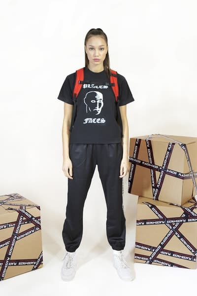 Places+Faces がブランド的要素を強化した最新コレクションを発表 “first collection”と題した最新作で「P+F」がネクストステップへ踏み入れたことを証明 “first collection”と題した新たなカプセルを提げ、「P+F」がブランドとしてのネクストステップに挑む 今やストリートに精通する者でその名を知らない人はいないであろう、ロンドンベースのフォトグラフィーコレクティブ「Places+Faces（プレイシズ プラス フェイシズ）」が、“first collection”と題した最新アパレルコレクションのルックブックを公開した。Ciesay（シーセイ）は『Vogue』において、「僕たちは単なるスクリーンプリントからカットソー製作へと移行したかったんだ。洋服そのものをより成長させるために、デニムジャケットやスウェット、それにマッチするバッグ類にも挑戦したよ」とコメントしている。  Ciesayが言及したプロダクトに加え、カラバリ豊富なトラックスーツ、サイドバッグ、機能的なバックパックなど、最新コレクションには従来のものと若干デザインの異なる「Places+Faces」のロゴを採用。また、Ciesayはこれらのグラフィックピースに説明を加え、「これらのTシャツはポルトガルで生産し、僕が愛してやまないヴィンテージTシャツのように、色を抜くためのウォッシュをかけたんだ。ルックブックも進化したね。なぜなら、僕たちはフォトグラファーだし、写真も映像も撮影できるから。だから、そういう要素がブランドに反映されているんだ」と述べている。  「P+F」の“first collection”は、まもなく彼らの公式サイトにて発売されるとのことなので、気になる方はアップデートをお見逃しなく。  〈Supreme（シュプリーム）〉x 著名写真家 Nan Goldin（ナン・ゴールディン）のアイテム一覧や、独特な色彩感覚とディテールでユース感を表現した〈DIGAWEL（ディガウェル）〉のバックステージレポートなど、『HYPEBEAST』がお届けする最新ファッションニュースもあわせてご確認を。 HYPEBEAST