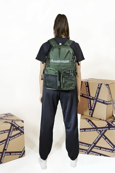 Places+Faces がブランド的要素を強化した最新コレクションを発表 “first collection”と題した最新作で「P+F」がネクストステップへ踏み入れたことを証明 “first collection”と題した新たなカプセルを提げ、「P+F」がブランドとしてのネクストステップに挑む 今やストリートに精通する者でその名を知らない人はいないであろう、ロンドンベースのフォトグラフィーコレクティブ「Places+Faces(プレイシズ プラス フェイシズ)」が、“first collection”と題した最新アパレルコレクションのルックブックを公開した。Ciesay(シーセイ)は『Vogue』において、「僕たちは単なるスクリーンプリントからカットソー製作へと移行したかったんだ。洋服そのものをより成長させるために、デニムジャケットやスウェット、それにマッチするバッグ類にも挑戦したよ」とコメントしている。 Ciesayが言及したプロダクトに加え、カラバリ豊富なトラックスーツ、サイドバッグ、機能的なバックパックなど、最新コレクションには従来のものと若干デザインの異なる「Places+Faces」のロゴを採用。また、Ciesayはこれらのグラフィックピースに説明を加え、「これらのTシャツはポルトガルで生産し、僕が愛してやまないヴィンテージTシャツのように、色を抜くためのウォッシュをかけたんだ。ルックブックも進化したね。なぜなら、僕たちはフォトグラファーだし、写真も映像も撮影できるから。だから、そういう要素がブランドに反映されているんだ」と述べている。 「P+F」の“first collection”は、まもなく彼らの公式サイトにて発売されるとのことなので、気になる方はアップデートをお見逃しなく。 〈Supreme(シュプリーム)〉x 著名写真家 Nan Goldin(ナン・ゴールディン)のアイテム一覧や、独特な色彩感覚とディテールでユース感を表現した〈DIGAWEL(ディガウェル)〉のバックステージレポートなど、『HYPEBEAST』がお届けする最新ファッションニュースもあわせてご確認を。 HYPEBEAST
